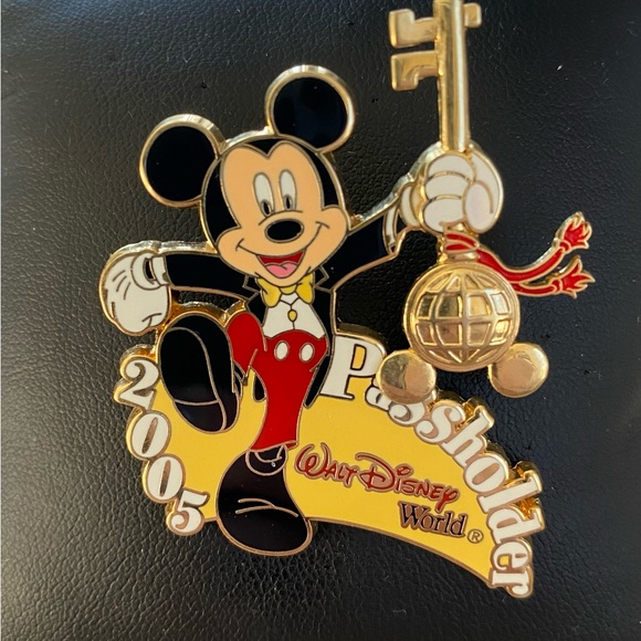 Disney pass holder pins - Picture 2 of 2